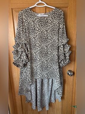 Patrizia Luca High Low Dramatic Leopard print top 21.5” PTP